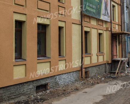 ЖК «Особняк у парка»: фасадная часть и подъезд с улицы Чкалова (21.04.2015), Май 2015